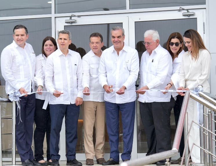 Al centro, el presidente Luis Abinader Corona y José Mallen, junto a sus hijos.